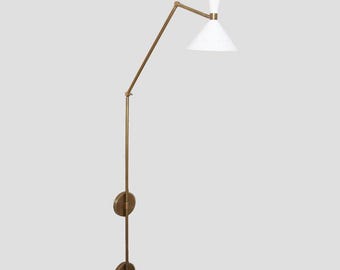 Lámpara de pared articulada de latón hecha a mano / Aplique moderno de mediados de siglo