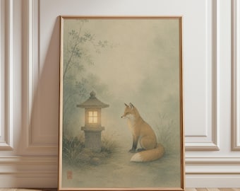 Könnte beinhalten: Ein gerahmter Kunstdruck, der einen Fuchs neben einer leuchtenden Steinlaterne in einer nebligen, gedämpften grünen Landschaft zeigt. Das Bild hat eine weiche, malerische Ästhetik mit zartem Blattwerk und einem kleinen roten Siegel in der Ecke.