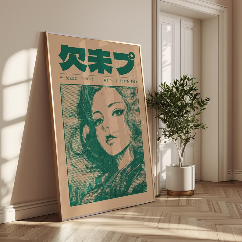 Pu&ograve; includere: Un poster vintage incorniciato con un'illustrazione verde e beige del volto di una donna. Testo giapponese in alto. Il poster &egrave; appoggiato a una parete, con una piccola pianta in un vaso bianco.