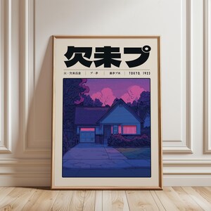 Peut inclure: Impression d'art encadrée représentant une maison au crépuscule avec un ciel violet et rose. L'œuvre d'art comporte du texte japonais et les mots "TOKYO, 1923". La maison a un extérieur bleu et une allée.