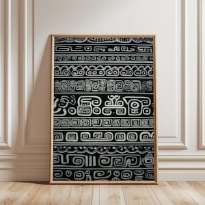 Könnte beinhalten: Ein gerahmter Kunstdruck mit schwarzem Hintergrund und weißen, stilisierten, alt aussehenden Mustern. Die Muster sind in horizontalen Bändern angeordnet und erzeugen ein strukturiertes Design. Das Kunstwerk wird in einem Holzrahmen präsentiert.