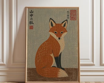 Könnte beinhalten: Ein gerahmter Kunstdruck mit einem stilisierten orangefarbenen Fuchs mit schwarzen Beinen und einer weißspitzigen Rute, der auf einer braunen, strukturierten Fläche vor grauem Hintergrund sitzt. Das Bild enthält japanische Schriftzeichen.
