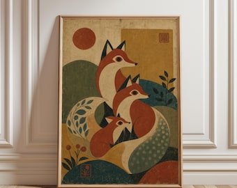 Könnte beinhalten: Ein gerahmter Kunstdruck mit drei stilisierten Füchsen in Orange-, Creme- und dunklen Petroltönen. Die Komposition zeigt eine rote Sonne, sanfte Hügel und botanische Elemente mit einer strukturierten Oberfläche sowie zwei kleinen roten Stempeln.