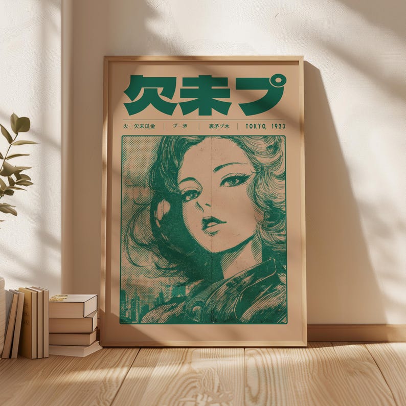 Pu&ograve; includere: Un poster incorniciato con un'illustrazione in stile anime vintage di una donna con accenti verdi. Il poster ha un testo giapponese in alto e le parole "TOKYO 1923" in basso. L'opera d'arte &egrave; ambientata su uno sfondo beige.