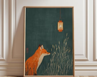 Könnte beinhalten: Gerahmter Kunstdruck mit einem orangefarbenen Fuchs mit weißer Brust, der zu einer hängenden orangefarbenen Laterne blickt. Der Hintergrund ist ein dunkles Teal mit beigen Schilf. Das Kunstwerk hat eine japanische Ästhetik.
