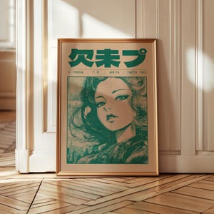 Pu&ograve; includere: Una stampa artistica incorniciata con un'illustrazione in stile anime vintage di una donna con capelli e trucco verdi. La stampa ha testo giapponese in alto ed &egrave; su sfondo beige. La cornice &egrave; dorata.