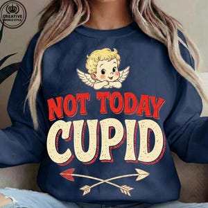 Cupido "Hoy no" PNG, Sublimación anti-San Valentín, Sudadera con capucha y sarcasmo para solteros, Equipo retro genial para el Día de Galentines, DTF Dark