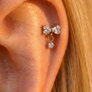 Pendiente colgante de hélice con lazo delicado, de titanio, para cartílago, con labio plano de 16 g, para orejas sensibles, resistente al agua y al deslustre, dorado y plateado.