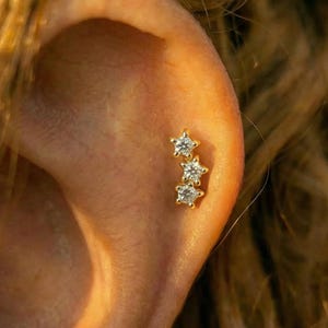 Mały kolczyk do chrząstki z trzema gwiazdkami, tytanowy kolczyk do chrząstki, potrójny kolczyk w kształcie gwiazdki, kolczyk do chrząstki 16G, płaski kolczyk z muszlą, niebiański