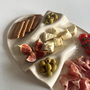 Keramisk serveringsbricka | Charkuteribräda i stengods | Vågig tapastallrik för förrätter och vinkväll | Minimalistisk