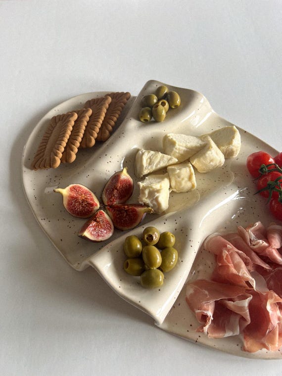 Servierplatte aus Keramik | Wurst- und Käsebrett aus Steingut | Wellenförmige Tapas-Platte für Vorspeisen und Weinabende | Minimalistisch | Elfenbein