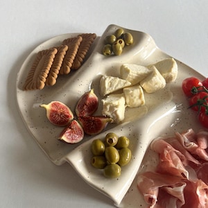 Vassoio da portata in ceramica / Tagliere per salumi in gres / Piatto ondulato per tapas per antipasti e serata con vino / Beige
