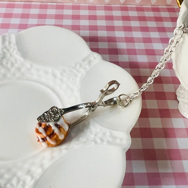 Collier roulé à la cannelle - pendentif roulé à la cannelle - collier nourriture - collier petit déjeuner - nourriture miniature - bijoux Tea Party - pendentif pâtisserie