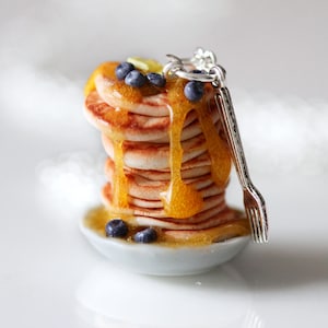 Collier crêpe aux myrtilles - bijoux culinaires - nourriture miniature - collier à empiler crêpes - collier nourriture - bijoux crêpes - bijoux petit déjeuner