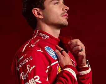 Réplica del uniforme de piloto rojo de Charles Leclerc (2025)