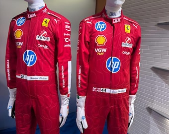 Réplica del uniforme de piloto rojo de Lewis Hamilton 2025