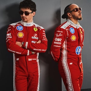 Può includere: Due persone con tute da corsa rosse con dettagli bianchi e loghi di sponsor, tra cui Ferrari e HP. Entrambi indossano occhiali da sole. Una tuta ha il numero 16, l'altra il 44. Si trovano su uno sfondo grigio. Le tute presentano nomi di sponsor.