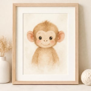 Könnte beinhalten: Ein gerahmter Aquarelldruck eines lächelnden Affen mit großen Ohren und rosigen Wangen. Der Affe ist in sanften Brauntönen vor einem neutralen Hintergrund dargestellt. Das Kunstwerk ist in einem hellen Holzrahmen gefasst, passend für Kinderzimmer.