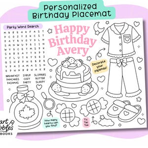 Puede incluir: Un mantel individual de cumpleaños personalizado en blanco y negro con el texto "Happy Birthday Avery". El mantel individual incluye una búsqueda de palabras, dibujos de panqueques, pijamas y otras ilustraciones temáticas de cumpleaños.