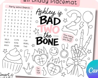 Puede incluir: Mantel individual de cumpleaños personalizado con un diseño en blanco y negro. Presenta una búsqueda de palabras, la frase "Ashley is BAD TWO the BONE" e ilustraciones variadas como una magdalena, una mano de esqueleto y estrellas.