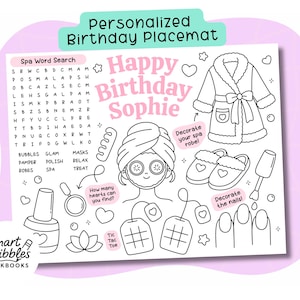 Könnte beinhalten: Schwarz-weiß Spa-Themen-Geburtstags-Platzset mit dem Text "Personalized Birthday Placemat" und "Happy Birthday Sophie". Enthält Spa-bezogene Illustrationen, ein Wortsuchrätsel und Tic-Tac-Toe.