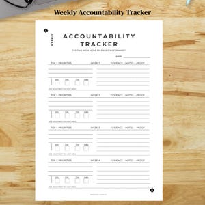 Puede incluir: Un rastreador de responsabilidad semanal blanco con el texto "Accountability Tracker" y "Did this week move my priorities forward?" El rastreador incluye secciones para las principales prioridades, los números de semana y la evidencia/notas.