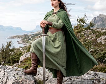 Mittelalter Wikinger Frauen Gewandung: Kleid + Kapuzen Cape Umhang + LARP Kelten Accessoires + Kunstleder Stiefel | Kundenspezifisches Renfaire Cosplay