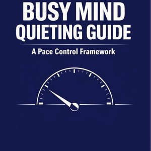 Puede incluir: Una portada de libro azul marino con texto blanco que dice "THE BUSY MIND QUIETING GUIDE" y "A Pace Control Framework". Un gráfico de velocímetro blanco está en la parte inferior de la portada.