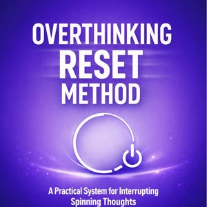 Pode incluir: Um conjunto de três canecas de cerâmica creme com esmalte salpicado. Cada caneca apresenta um design floral pintado à mão em tons de azul, verde e amarelo. As canecas têm uma forma simples e arredondada e uma pega confortável.