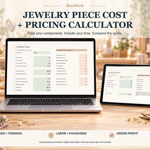 Puede incluir: Un ordenador portátil y una tableta que muestran la interfaz del software RennWerk Jewelry Piece Cost + Pricing Calculator. Las pantallas muestran columnas para costes de componentes, mano de obra y beneficios.