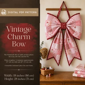Peut inclure: Un patron PDF numérique pour un nœud en patchwork composé de carrés de tissu rouge et rose avec des motifs de Père Noël et de flocons de neige. Le nœud fini mesure 46 cm de large et 71 cm de haut. Texte : Digital PDF Pattern, Vintage Charm Bow.