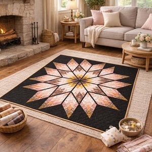 Puede incluir: Un edredón negro con un diseño de estrella grande en tonos melocotón, beige y dorado. El edredón está colocado sobre una alfombra de color neutro en un salón. La habitación cuenta con chimenea, sofá y suelo de madera.