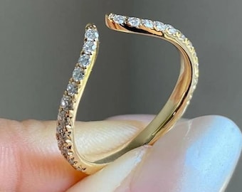 Anillo de oro macizo en forma de V con banda abierta de moissanita, delicado anillo curvo de oro de 14 quilates con banda abierta apilable, anillo minimalista abierto, joyería apilable para mujer.