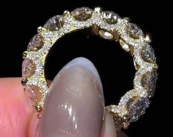 Alianza de boda de eternidad completa con halo oculto de moissanita ovalada de 7 mm y micropavé de diamantes ovalados.