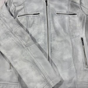 K&ouml;nnte beinhalten: Hellgraue Lederjacke mit Used-Look. Die Jacke hat einen Rei&szlig;verschluss vorne, mehrere Rei&szlig;verschlusstaschen und gesteppte Schulterdetails. Die Jacke hat einen klassischen Biker-Stil.