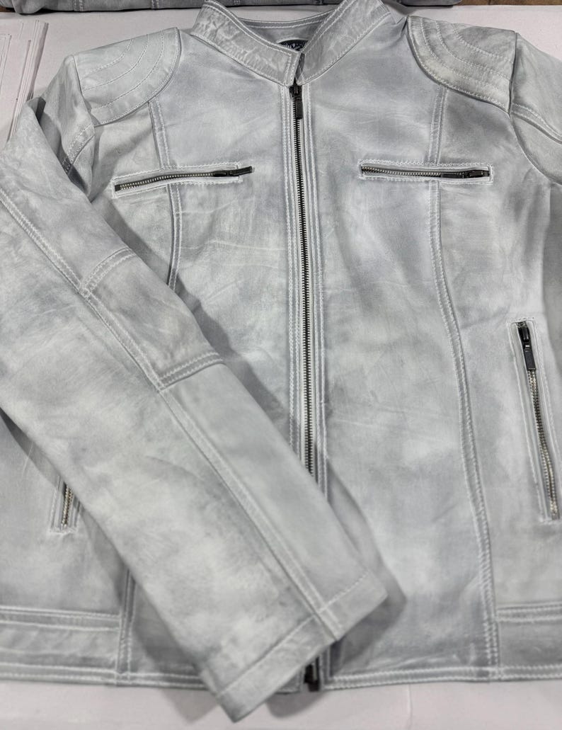 K&ouml;nnte beinhalten: Hellgraue Lederjacke mit Used-Look. Die Jacke hat einen Rei&szlig;verschluss vorne, mehrere Rei&szlig;verschlusstaschen und gesteppte Schulterdetails. Die Jacke hat einen klassischen Biker-Stil.