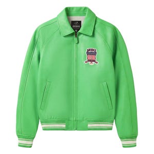 K&ouml;nnte beinhalten: Eine leuchtend lindgr&uuml;ne Jacke mit durchgehendem Frontrei&szlig;verschluss, klassischem Kragen sowie gerippten B&uuml;ndchen und Saum mit wei&szlig;en Streifen. Auf der Brust befindet sich ein Aufn&auml;her mit US-Flaggenschild und dem Text AVIREX ESTABLISHED 1975.
