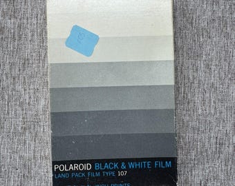 Película Polaroid vintage de 3000 ISO en blanco y negro, tipo 107, caducidad de 1972, caja sellada.