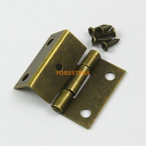 Puede incluir: Bisagra de latón antiguo con dos agujeros de montaje y cuatro tornillos. La bisagra está diseñada para aplicaciones de ángulo recto.