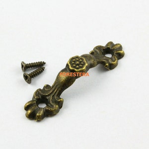 Puede incluir: Tirador de armario de bronce antiguo con diseño floral y dos tornillos.