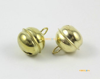 Puede incluir: Dos cascabeles de color dorado con un lazo para colgar. Los cascabeles son redondos y tienen un acabado liso y brillante.