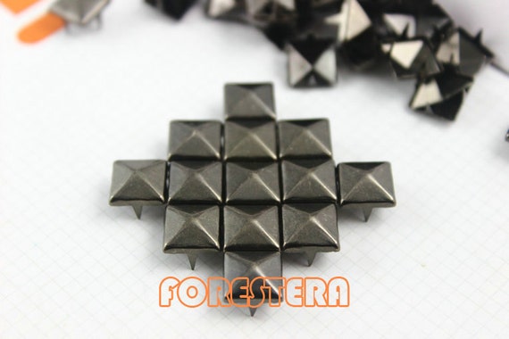 BUNNEY 10mm Pyramid Stud Charm（10mm Pyramid Stud Charm）