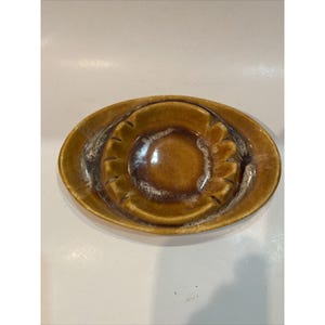 Könnte beinhalten: Ein Set aus drei Keramikbechern mit gesprenkelter, matter Oberfläche. Die Becher sind in den Farbtönen Creme, Hellgrau und Dunkelgrau gehalten. Jeder Becher hat ein schlichtes, minimalistisches Design, ideal für Kaffee oder Tee.