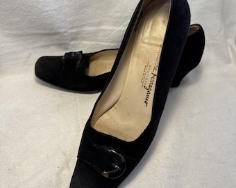 VTG Salvatore Ferragamo Schwarz Wildleder Heels w / Tortoise Shell Schnalle Gr. 7 AA Italien