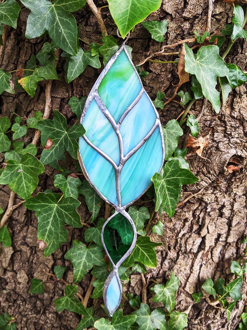Lot de 4 feuilles de vitrail et mosaïque en verre bleu