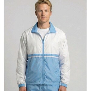 Könnte beinhalten: Zweifarbige Jacke in Weiß und Hellblau. Die Jacke hat einen durchgehenden Reißverschluss, einen hellblauen Kragen und passende Manschetten. Ein horizontaler hellblauer Streifen akzentuiert die Mitte. Die Jacke ist aus leichtem Material.