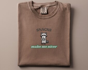 Snacks machen mich schön Komfort Farben Waschbär Shirt - Lustiges Grafik-T-Shirt