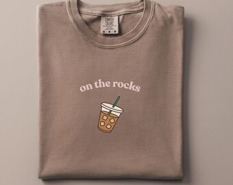 Camiseta de colores reconfortantes con café helado: camiseta moderna para amantes de la cafeína