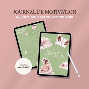 Peut inclure: Deux tablettes numériques avec le texte "JOURNAL DE MOTIVATION" et "14 jours pour retrouver ton élan". L'une affiche un planificateur hebdomadaire, l'autre des illustrations d'une femme, d'un carnet et d'une serviette roulée. Un stylet blanc est également visible.