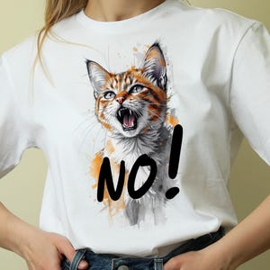 Könnte beinhalten: Weißes T-Shirt mit einer Aquarell-Illustration einer orange-braunen Katze mit offenem Maul und dem Wort "NO!" in Schwarz. Das Shirt ist aus einem weichen Material.